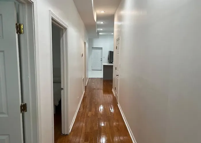 Adorable 2 Bedroom With Free Street Parking