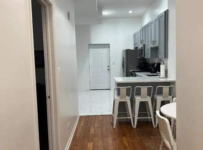 Adorable 2 Bedroom With Free Street Parking