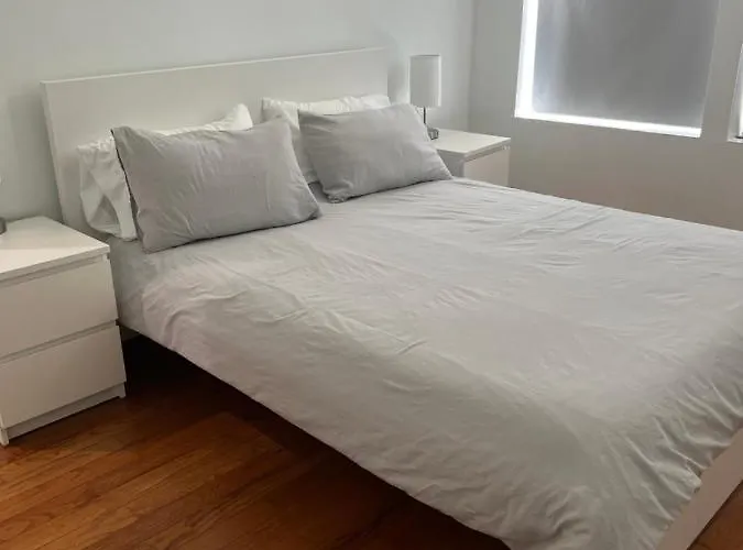 Adorable 2 Bedroom With Free Street Parking