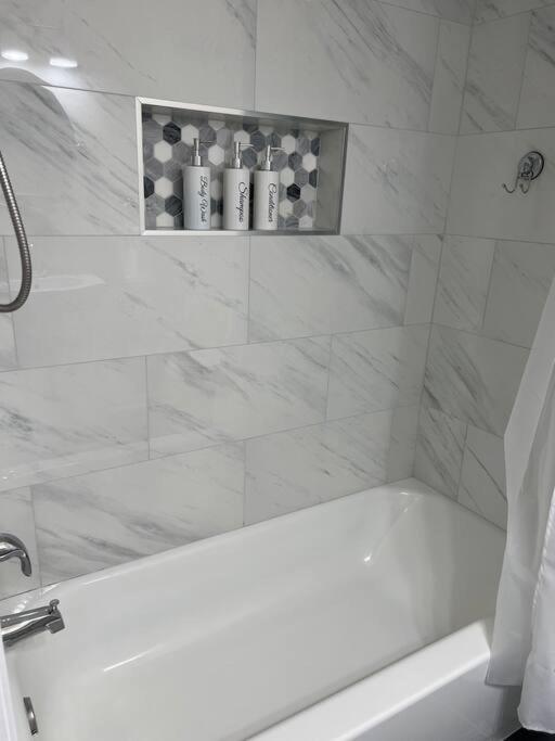 Adorable 2 Bedroom With Free Street Parking Appartement