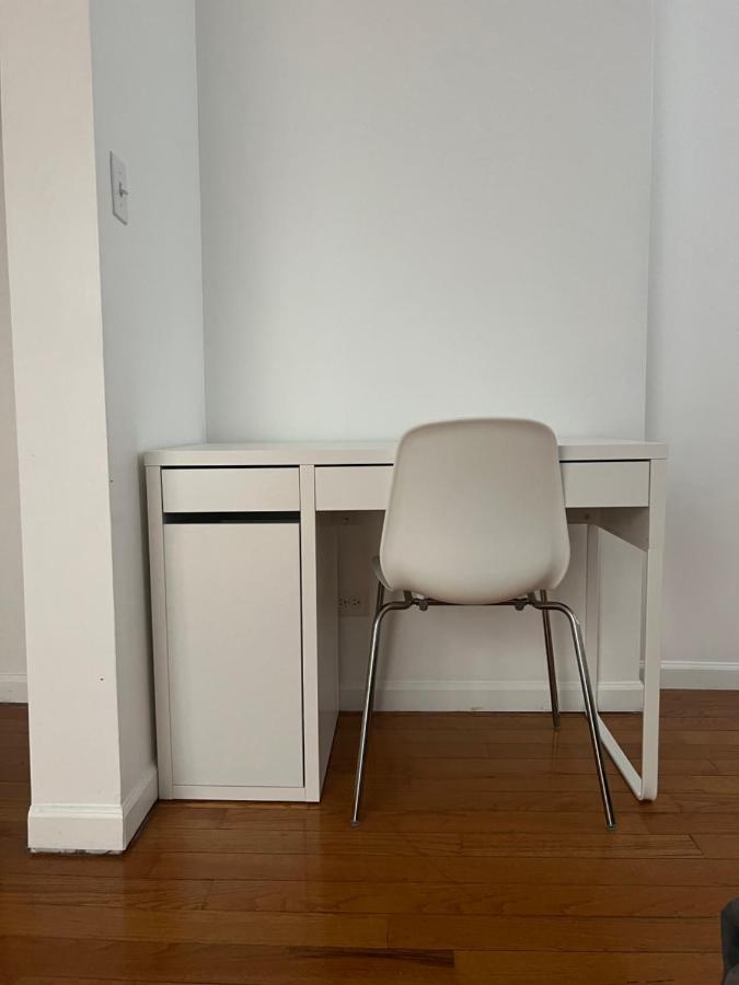 Adorable 2 Bedroom With Free Street Parking Appartement *